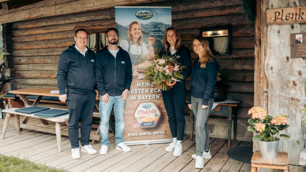 Alpenhain intensiviert Engagement im Biathlonsport - Die Partnerschaft zwischen Franziska Preuß und Alpenhain wird auch in der kommenden Saison fortgeführt (v.l.): Stephan Hemberger (Leiter Vertrieb und Marketing bei Alpenhain), Sascha Gress (Leiter Marketing bei Alpenhain), Biathletin Franziska Preuß und Franziska Wimmer (Brand Managerin Alpenhain) - Quelle: Alpenhain